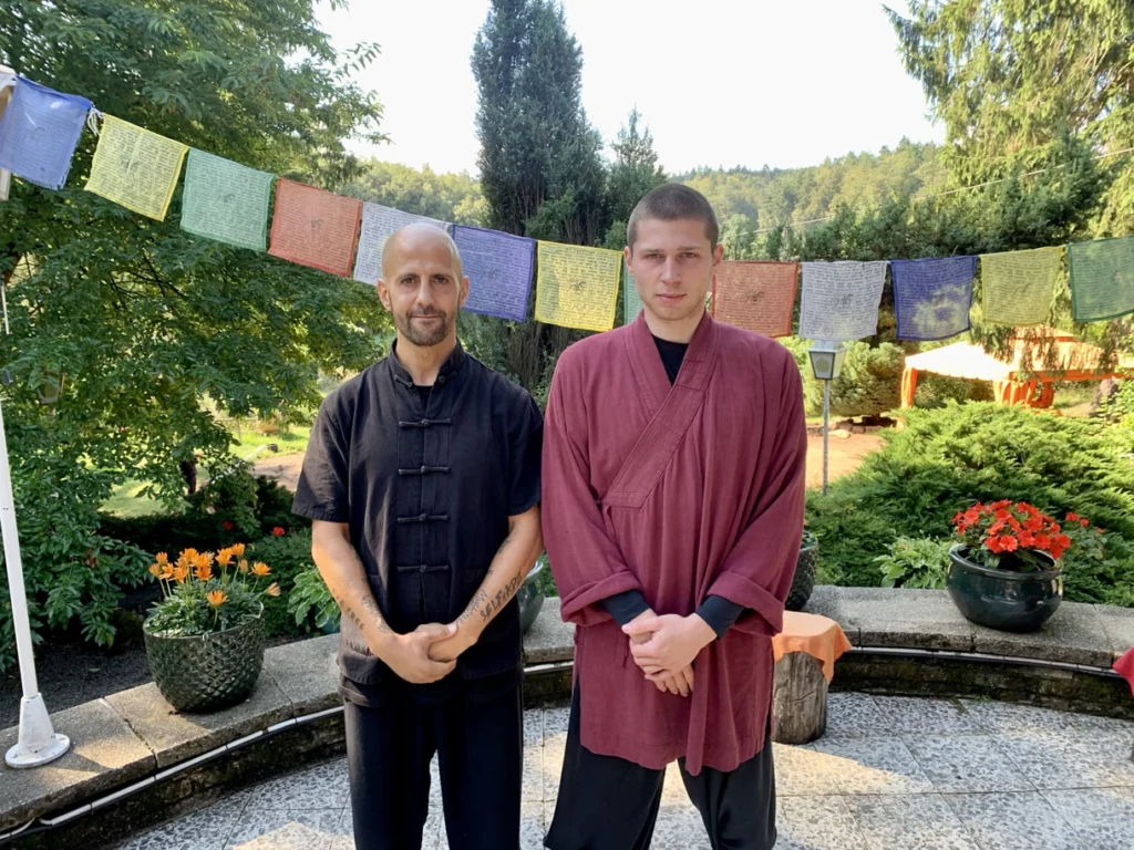Shi Miao Jian nos cuenta cómo es su vida en el templo shaolin europa y cómo es ser un estudiante maestro y vivir el estilo de vida shaolin