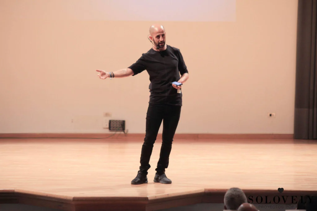 cómo hablar en público de forma poderosa: 5 trucos - Isra García