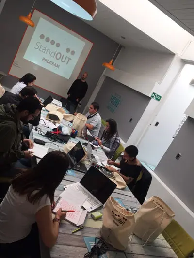 Stand OUT Program es una nueva forma de educación voluntaria, una que abre la puerta a cualquier cosa a sobresalir...