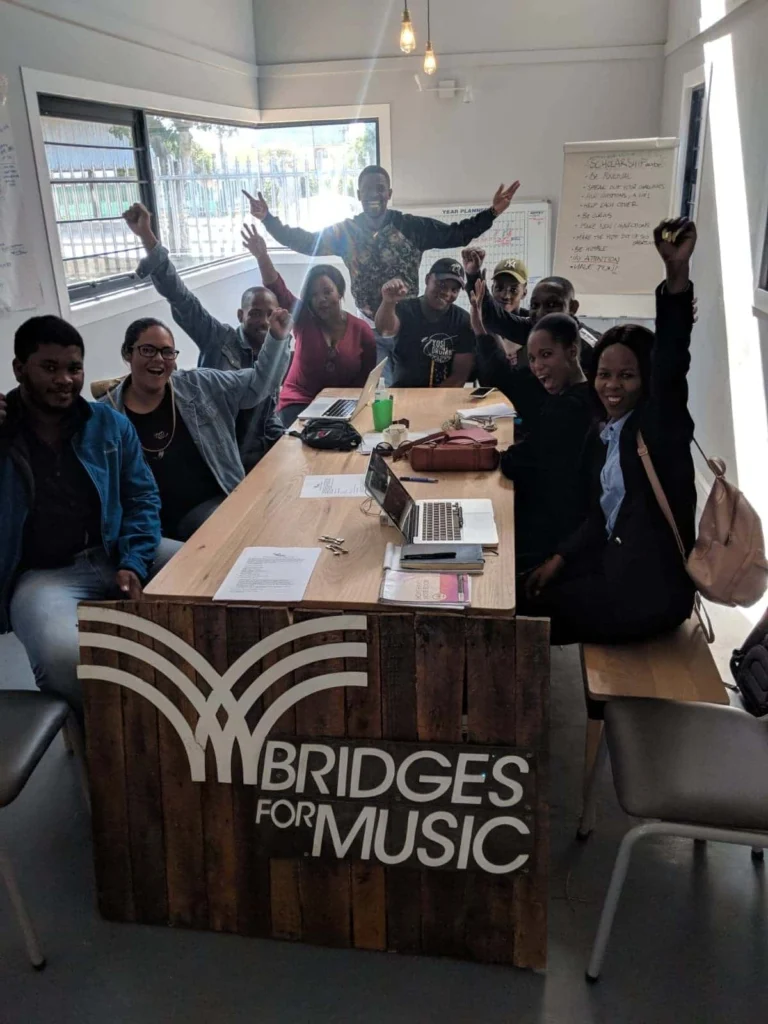 El poder de educar: Stand OUT Program y Bridges for Music