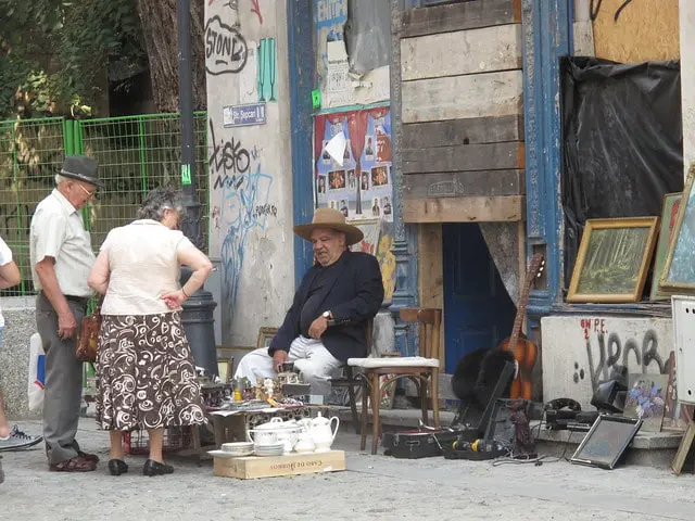 vender a amigos y vender a forasteros