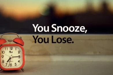 levántate, despierta, sal de la cama, no apagues el despertador