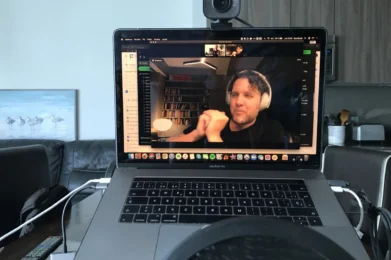 entrevista a mark manson sobre una mejor y más verdadera forma de vivir la vida y mejorar cada día