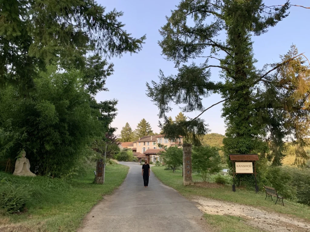 Isra García en el monasterio Kanshôji
