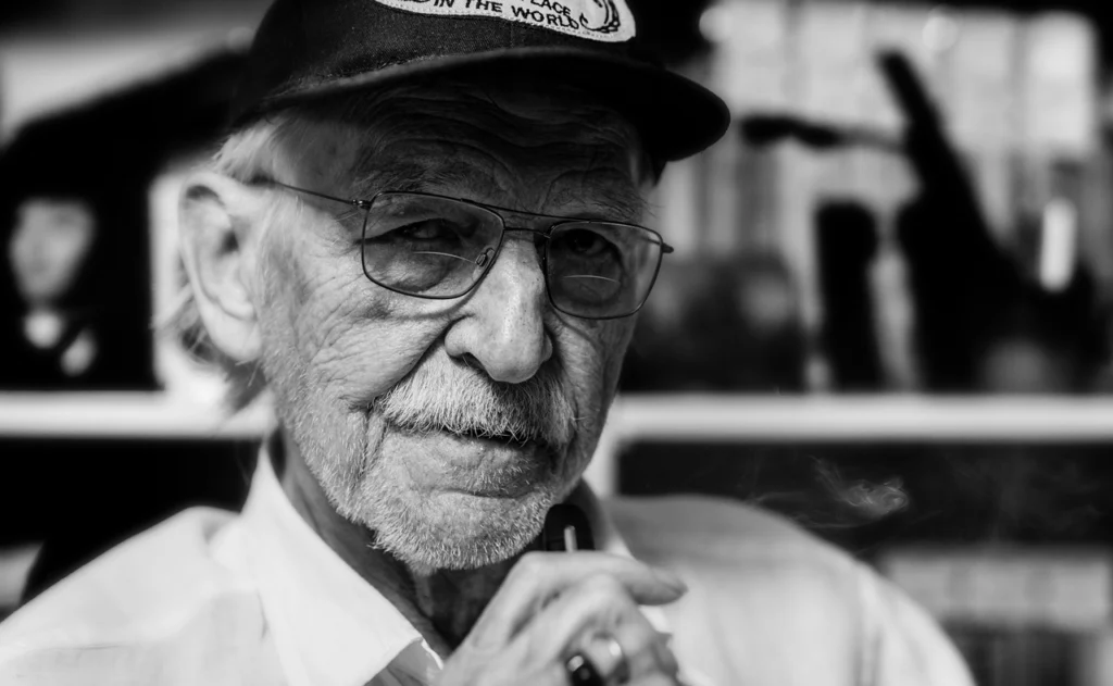 Isra García entrevista a Jorge Escohotado, hijo del gran filósofo Antonio Escohotado, con motivo de rendirle tributo y homenaje al maestro Escohotado con motivo de su reciente fallecimiento y ensalzando su obra, enseñanzas, rutinas, rasgos y las singularidades que lo han convertido en una de las personas más inteligentes de nuestros tiempos y uno de los grandes filósofos de la historia de nuestro país, recordado por su defensa a la libertad y al consumo responsable de las drogas.