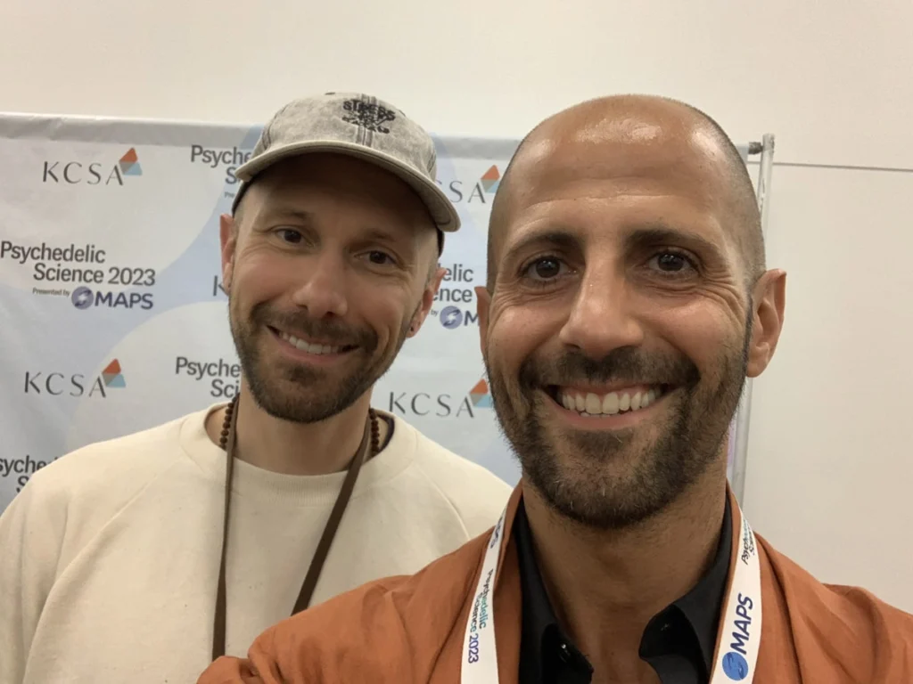 Entrevista East Forest por Isra Garcia sobre meditación, psicodélicos, conciertos-ceremonia, psilocibina y como llevar a las personas a través de un viaje interior inolvidable y transformador