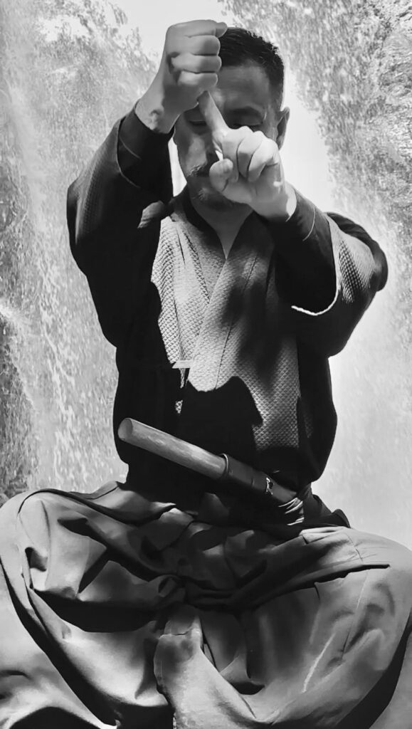 Sabiduría Samurai para los Tiempos Modernos, El Arte de la Espada, Descubrir la Paz Interior en Medio del Caos, Lograr el Equilibrio, la Armonía y la Concentración en un Mundo Lleno de Distracciones, Confiar en el Cuerpo y Dejar que el Ego Desaparezca - podcast #260