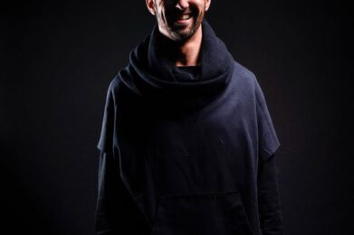 Apagar la luz, girar la vista hacia dentro y encender tu camino: Una Conversación sobre la Oscuridad y el Autodominio - el retiro de oscuridad de Isra García