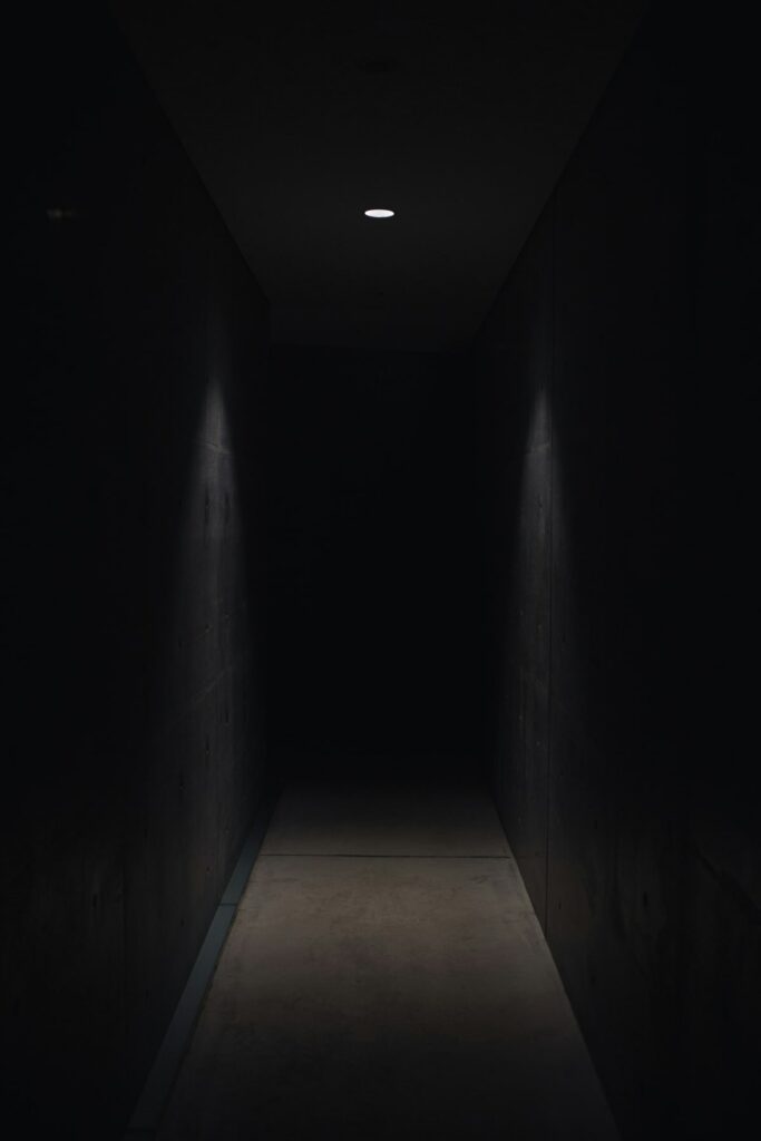 a solas en la oscuridad en un retiro de habitacion oscura