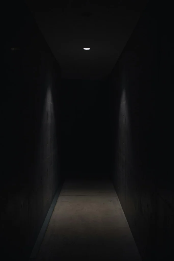 a solas en la oscuridad en un retiro de habitacion oscura
