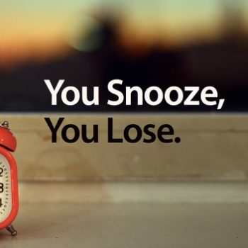 levántate, despierta, sal de la cama, no apagues el despertador