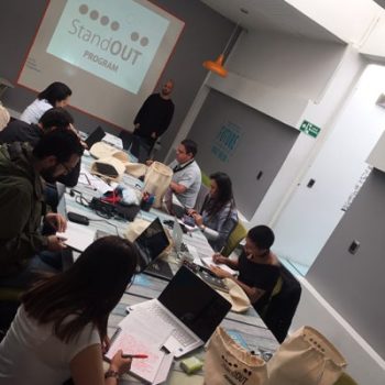 Stand OUT Program es una nueva forma de educación voluntaria, una que abre la puerta a cualquier cosa a sobresalir...