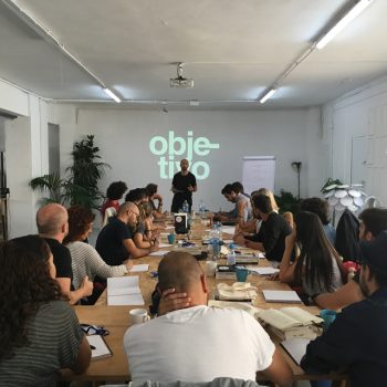 lo que stand out program ofrece