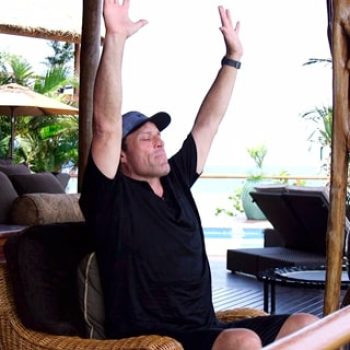 Una de las técnicas que incluyo en el hack de ultraproductividad "la gran mañana", una técnica de alto rendimiento el ejercicio Priming de tony Robbins, una combinación entre respiraciones, meditación, generosidad, enfoque y acción...